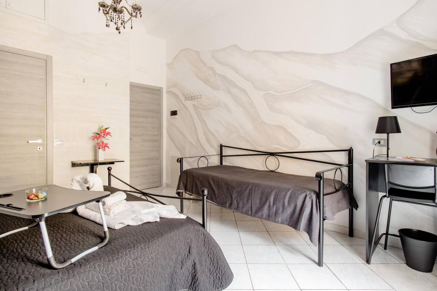 In The Center Rooms Naples Exterior photo